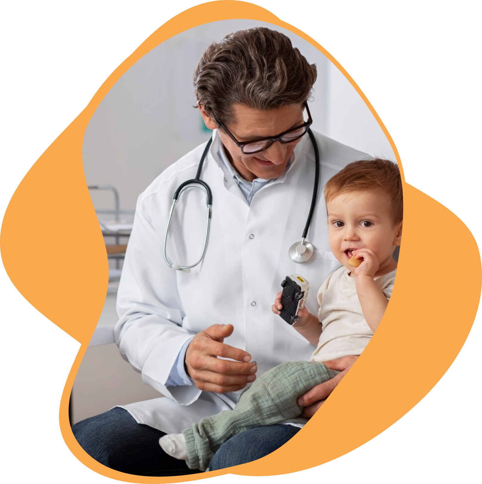médico com um bebê no colo